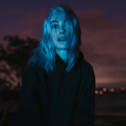 Phoebe Bridgers anuncia turnê de arenas em 2026 sem uso de celulares
