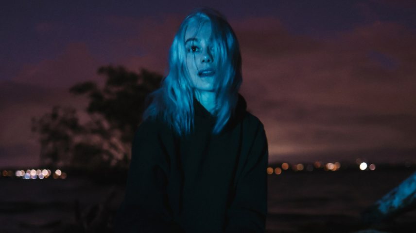 Phoebe Bridgers anuncia turnê de arenas em 2026 sem uso de celulares