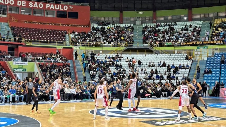 O Pinheiros venceu o Franca no jogo 3 das finais do NBB, no Ginásio do Ibirapuera