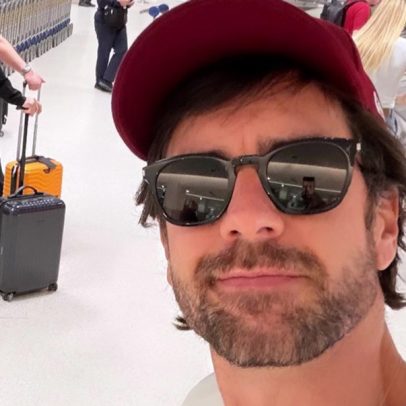 Marcos Pitombo viaja com o namorado a Miami para jogo do Brasil e curte piscina