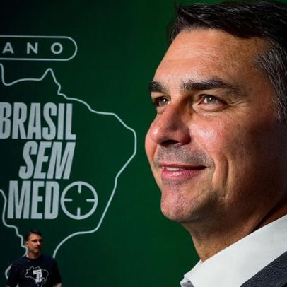 Flávio reutiliza promessas de Bolsonaro e lança plano de segurança pública