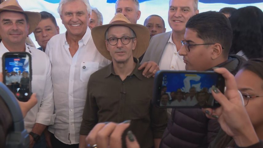 Flávio Bolsonaro (PL), Ronaldo Caiado (PSD) e Romeu Zema (Novo) em evento em BH — Foto: TV Globo