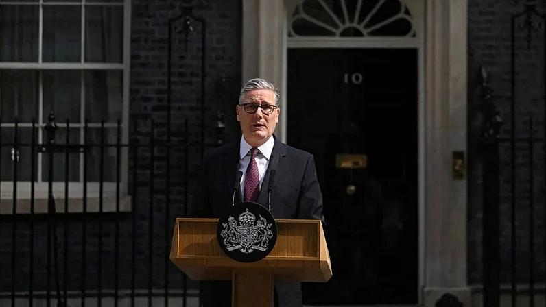 Primeiro-ministro britânico Keir Starmer discursa em frente ao número 10 da Downing Street