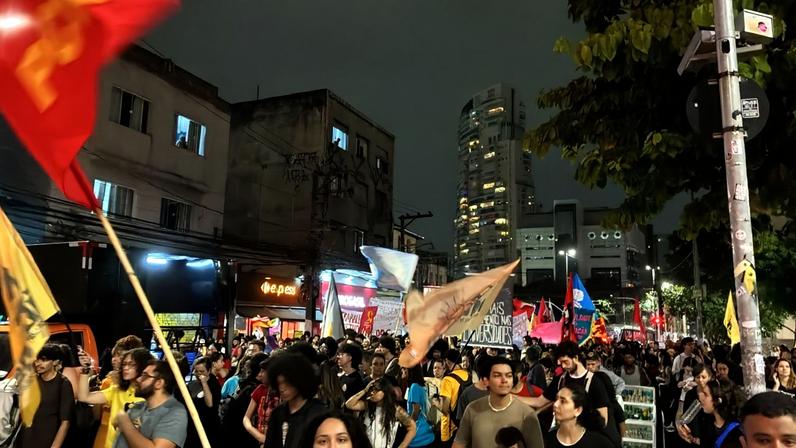 Estudantes protestam contra cortes em universidades de SP