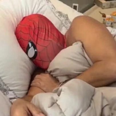 Sertanejo surge deitado com máscara de super-herói ao meio-dia; quem é