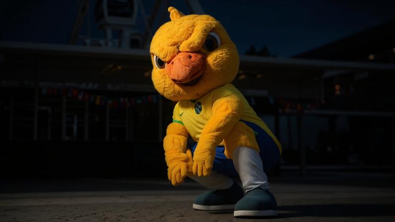 Bruna Biancardi explica reação de Mavie em jogo da Seleção: 'Brava com o mascote do Canarinho' — Foto: Reprodução/X e @cbf_canarinho