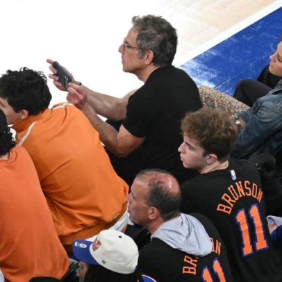 Ben Stiller filma ações dos jogos do Knicks de cadeiras ao redor da quadra