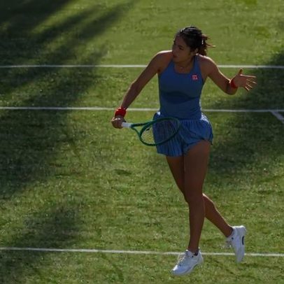 Raducanu elimina Jovic e decide título em casa contra Vekic