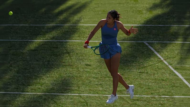 Raducanu elimina Jovic e decide título em casa contra Vekic