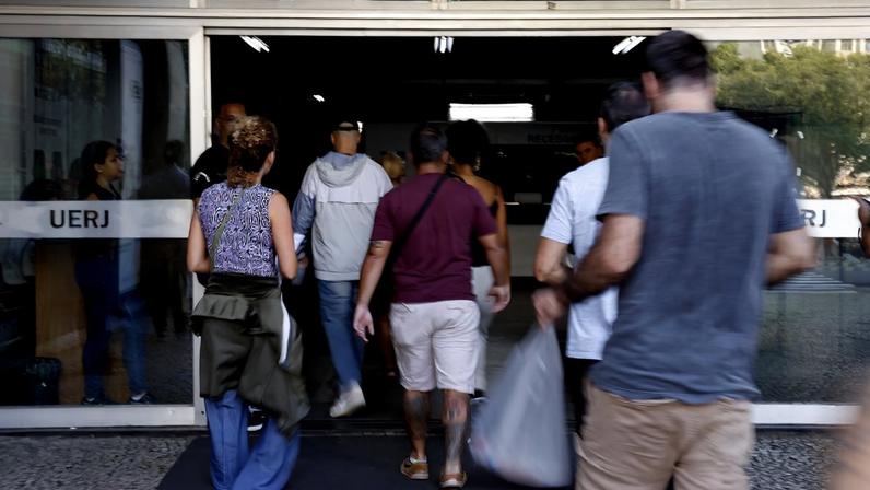 Rio de Janeiro (RJ), 18/08/2024 - Candidatos chegam para as provas do Concurso Público Nacional Unificado (CPNU)na UERJ, zona norte da cidade. Foto: Tânia Rêgo/Agência Brasil