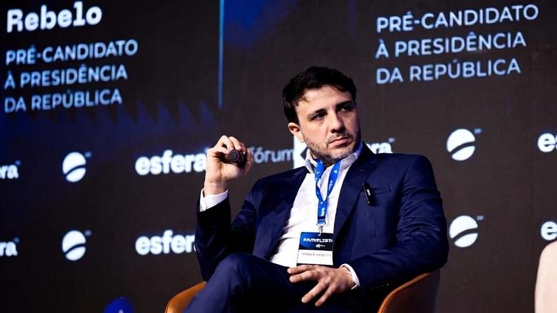 Renan Santos em evento do Esfera Brasil, no Guarujá