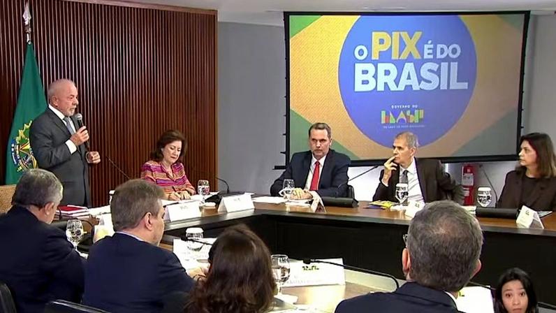 Lula conduz reunião ministerial com frase 'O PIX é do Brasil' exibida em telão — Foto: Reprodução/Canal Gov