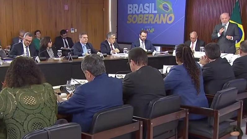 Lula conduz reunião ministerial com frase 'Brasil soberano' exibida em telão — Foto: Reprodução/Canal Gov