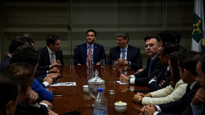 Reunião de bancada do Congresso Nacional do Republicanos; ao centro, o presidente da Câmara, Hugo Motta, o presidente nacional do partido, Marcos Pereira, e o governador de São Paulo, Tarcísio de Freitas. Foto: Douglas Gomes/Liderança Republicanos