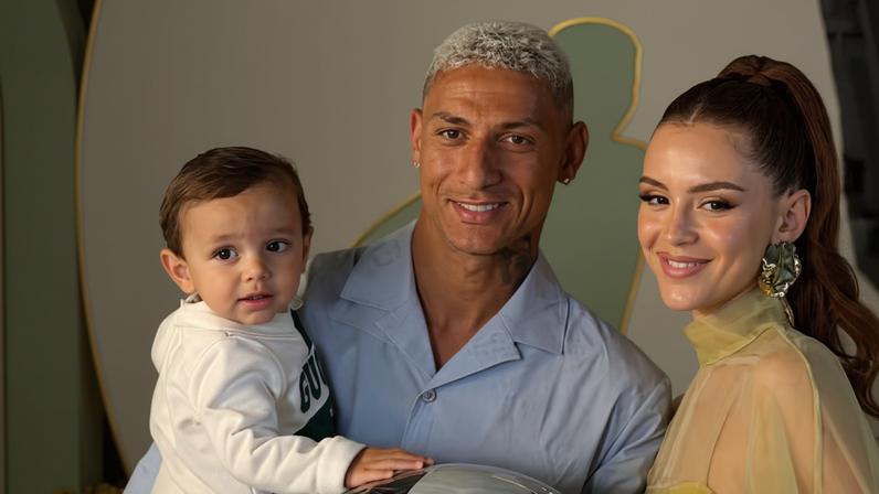 Richarlison e Amanda Araújo com o filho, Richarlison Jr. — Foto: Reprodução Instagram