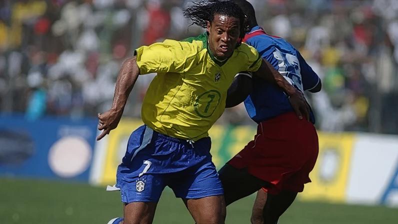 Ronaldinho Gaúcho em ação durante amistoso entre Brasil e Haiti, em 2004, conhecido como Jogo da Paz