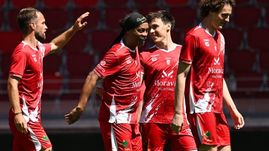 Ronaldinho Gaúcho participa de jogo de futebol beneficente com pilotos de F1 (Foto: Reprodução/ F1)