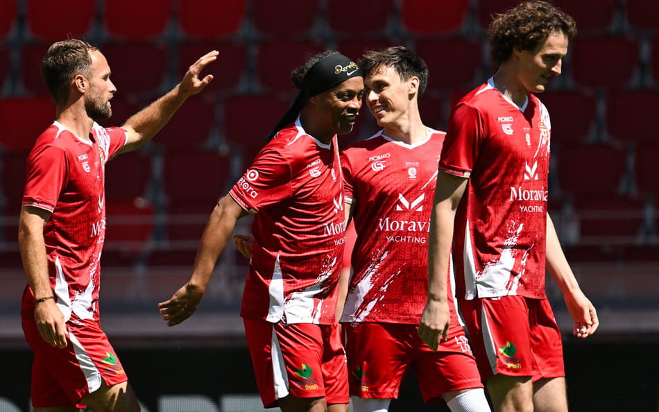 Ronaldinho Gaúcho participa de jogo de futebol beneficente com pilotos de F1 (Foto: Reprodução/ F1)