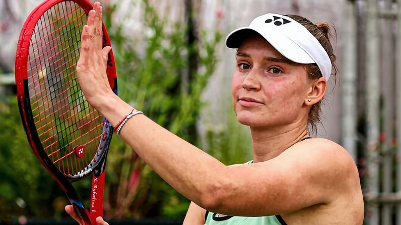 Rybakina estreia e busca reduzir diferença para Sabalenka