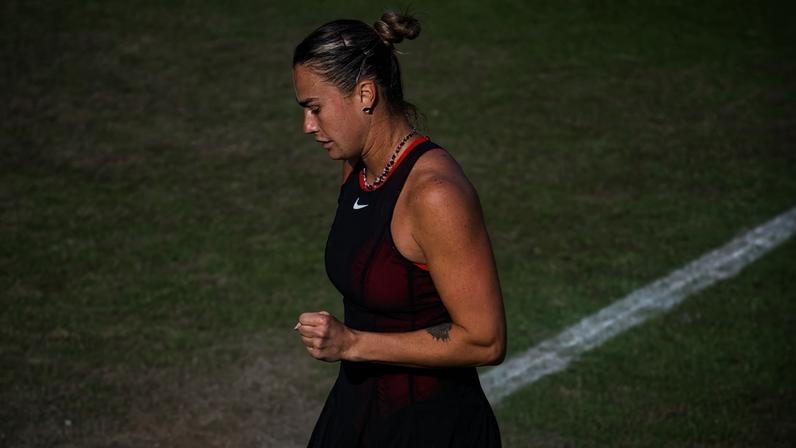 Sabalenka diz ter tido sorte e elogia rival jovem como futura estrela