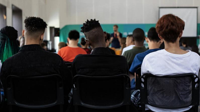 Alunos em sala de aula. Foto: Sam Balye/Unsplash