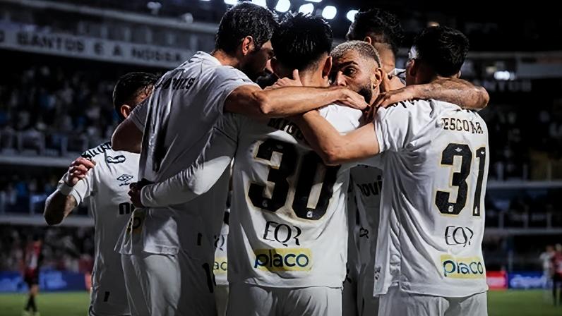 Equipe do Santos celebrando um dos gols marcados sobre o Vitória, pela 18ª rodada do Brasileirão