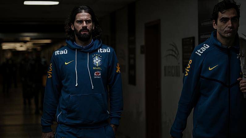 Alisson (à esquerda), goleiro do Liverpool e da Seleção Brasileira