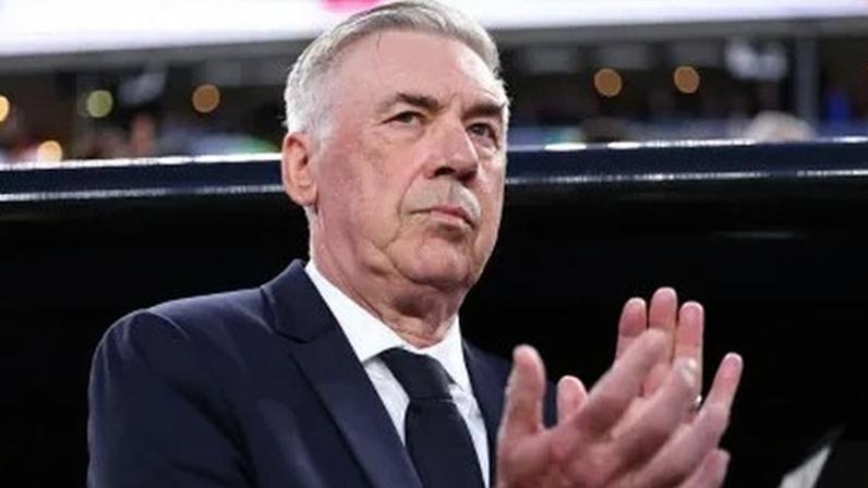 Ancelotti canta hino nacional antes de Brasil x Haiti na Copa