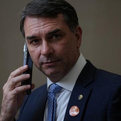 Flávio Bolsonaro celebra vitória da direita na Colômbia
