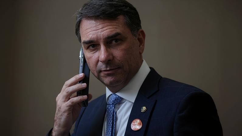 Flávio Bolsonaro celebra vitória da direita na Colômbia