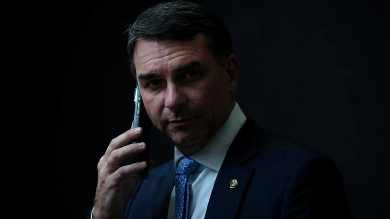 Rivais reagem ao plano de segurança de Flávio, polêmico e controverso