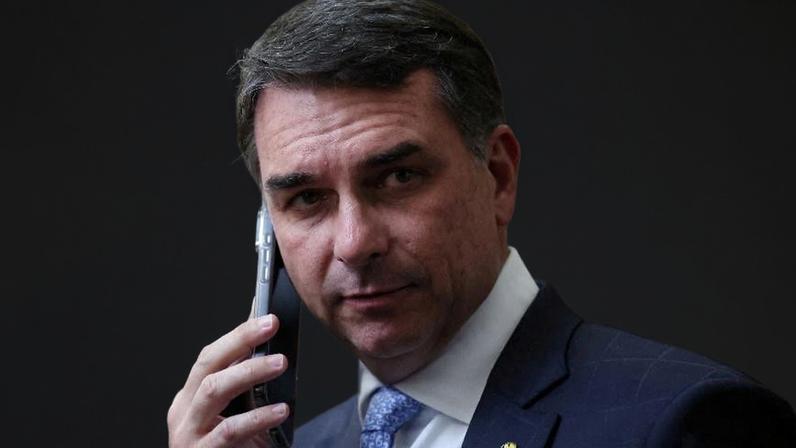 Desafio de Flávio Bolsonaro (PL-RJ) nas próximas semanas é se esquivar de crises relacionadas a seus parentes e a aliados envolvidos com o Banco Master