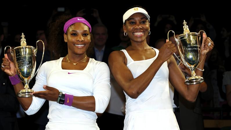 Serena e Venus com troféu de 2012 (Foto: Neil Tingle/AELTC)