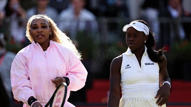 Serena Williams retorna às quadras, ovacionada, vence ao lado de Mboko