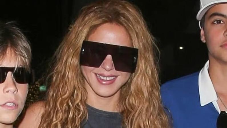 Shakira passeia com os filhos em Beverly Hills após fotos de suposto affair