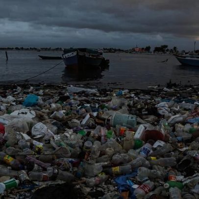 Embalagens plásticas de alimentos cobrem litoral mundial, aponta estudo