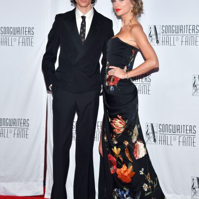 Artista elogiado por Taylor Swift recebe convite para casamento com Travis Kelce