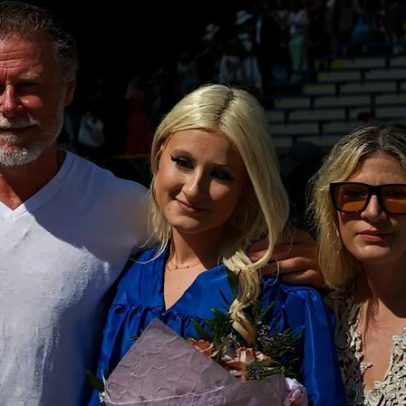 Tori Spelling e Dean McDermott se reúnem na formatura da filha após divórcio