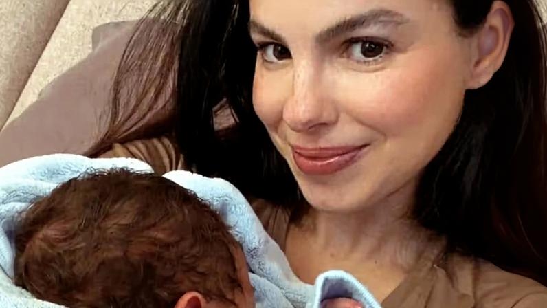Sthefany Brito celebra 39 anos com filho recém-nascido no colo