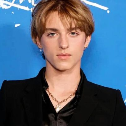 Sullivan Dempsey, 19, modela vestidos vintage e saltos em fotos de moda