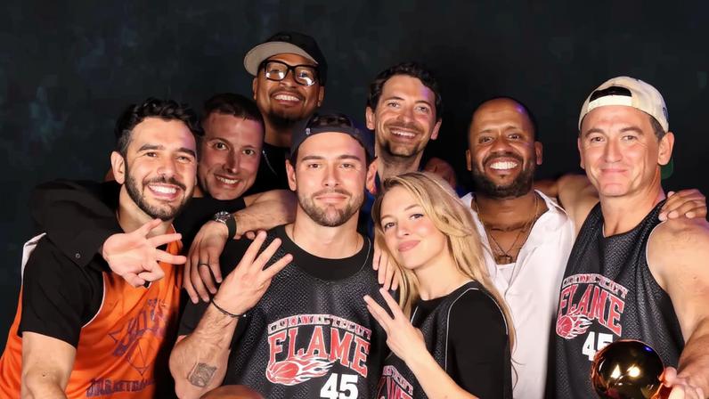 Sydney Sweeney celebra aniversário de Scooter Braun com apresentação de Warren G