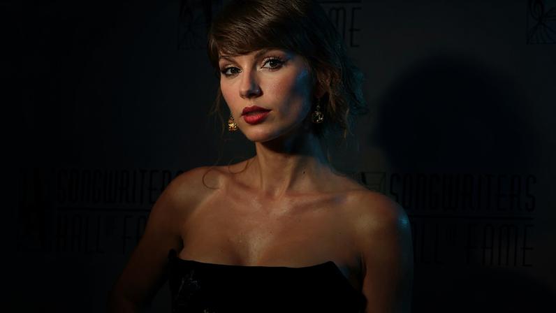 Taylor Swift é induzida no Songwriters Hall of Fame e relembra lutas do setor