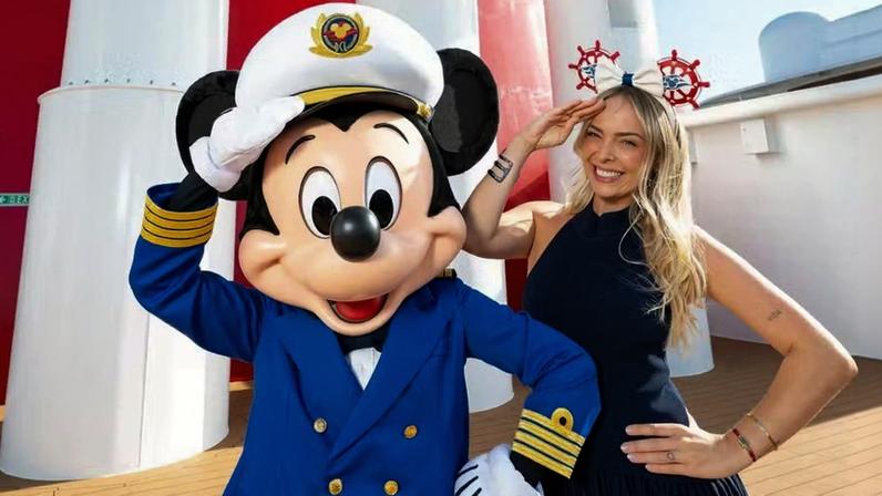 Tata Estaniecki embarca em cruzeiro da Disney e fala de saudades dos filhos