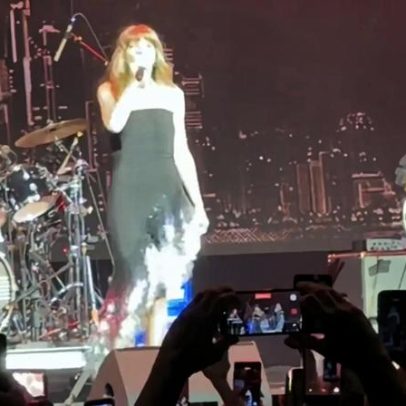 Taylor Swift faz dueto com Lainey Wilson em show de Travis Kelce