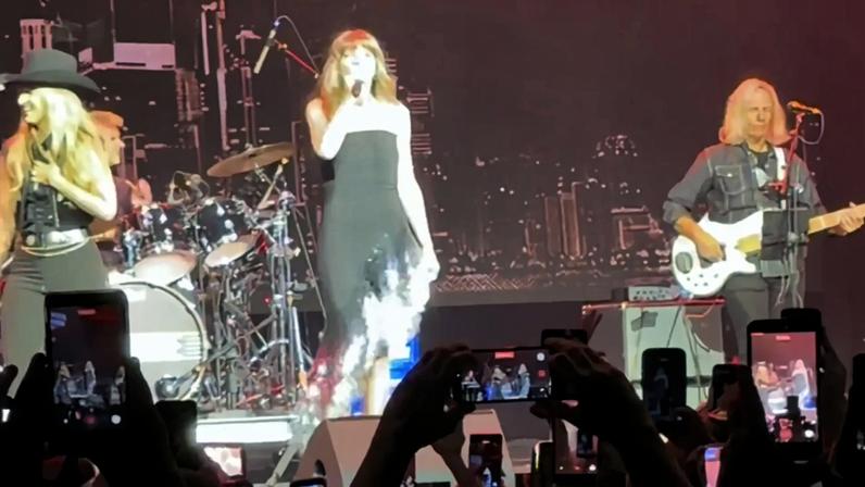 Taylor Swift faz dueto com Lainey Wilson em show de Travis Kelce