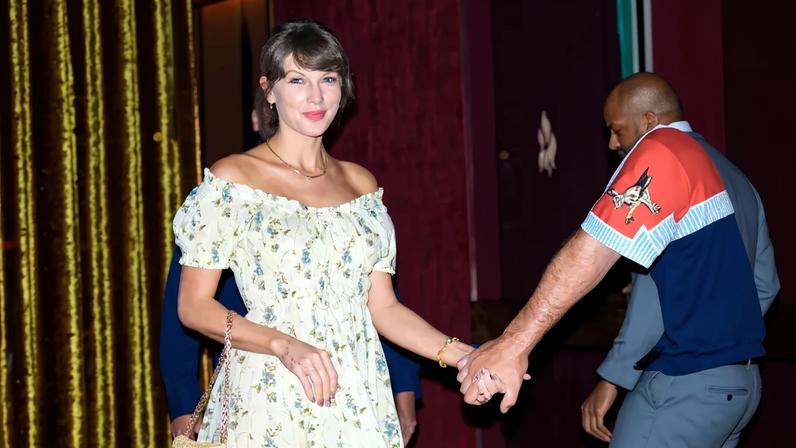 Taylor Swift (seen above walking through New York City on May 15) reportedly extended an “olive branch” to her former friend Blake Lively by inviting the actress to her upcoming wedding.