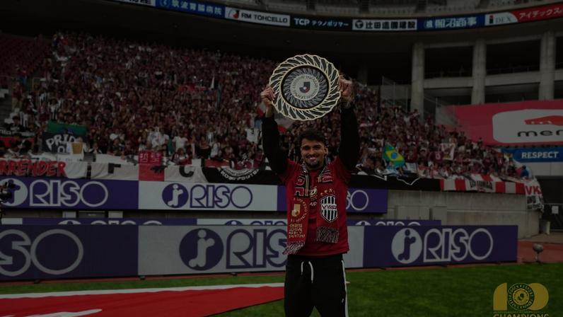 Thuler exibe mais um troféu da J League — Foto: Divulgação/Vissel Kobe
