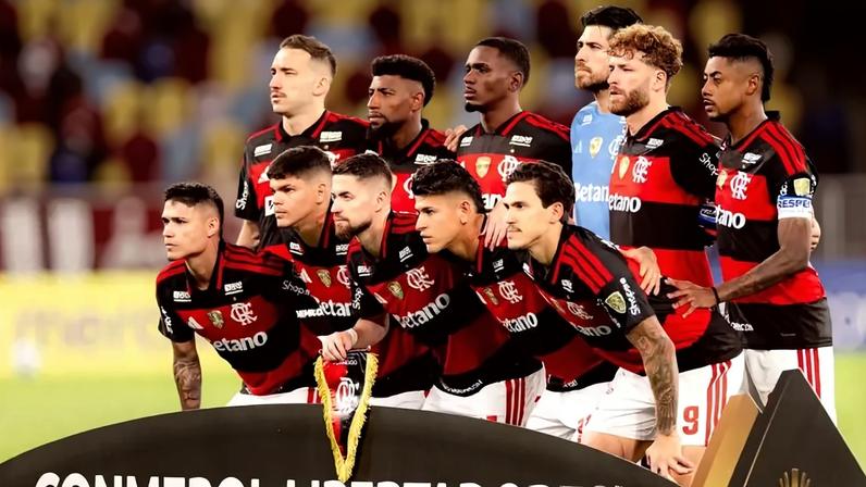 Time do Flamengo perfilado antes de duelo com o Estudiantes (Foto: Adriano Fontes/Flamengo)