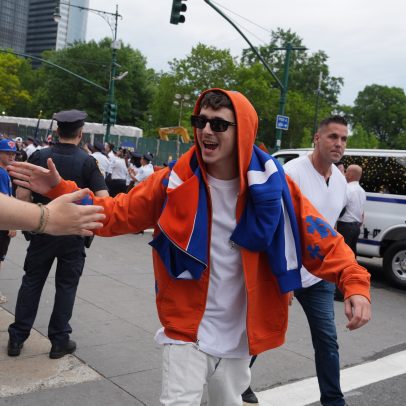 Celebridades desfilam com jerseys personalizados, trocadilhos e hoodies no Knicks