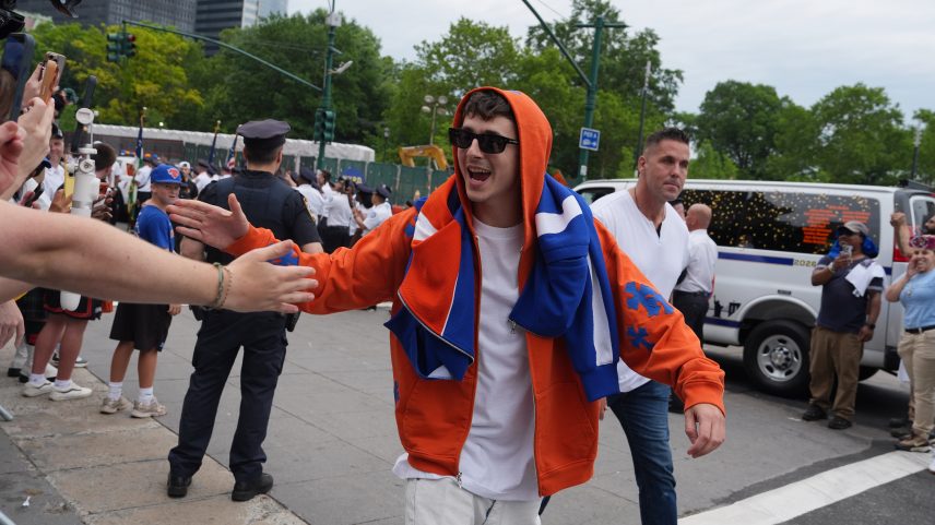 Celebridades desfilam com jerseys personalizados, trocadilhos e hoodies no Knicks